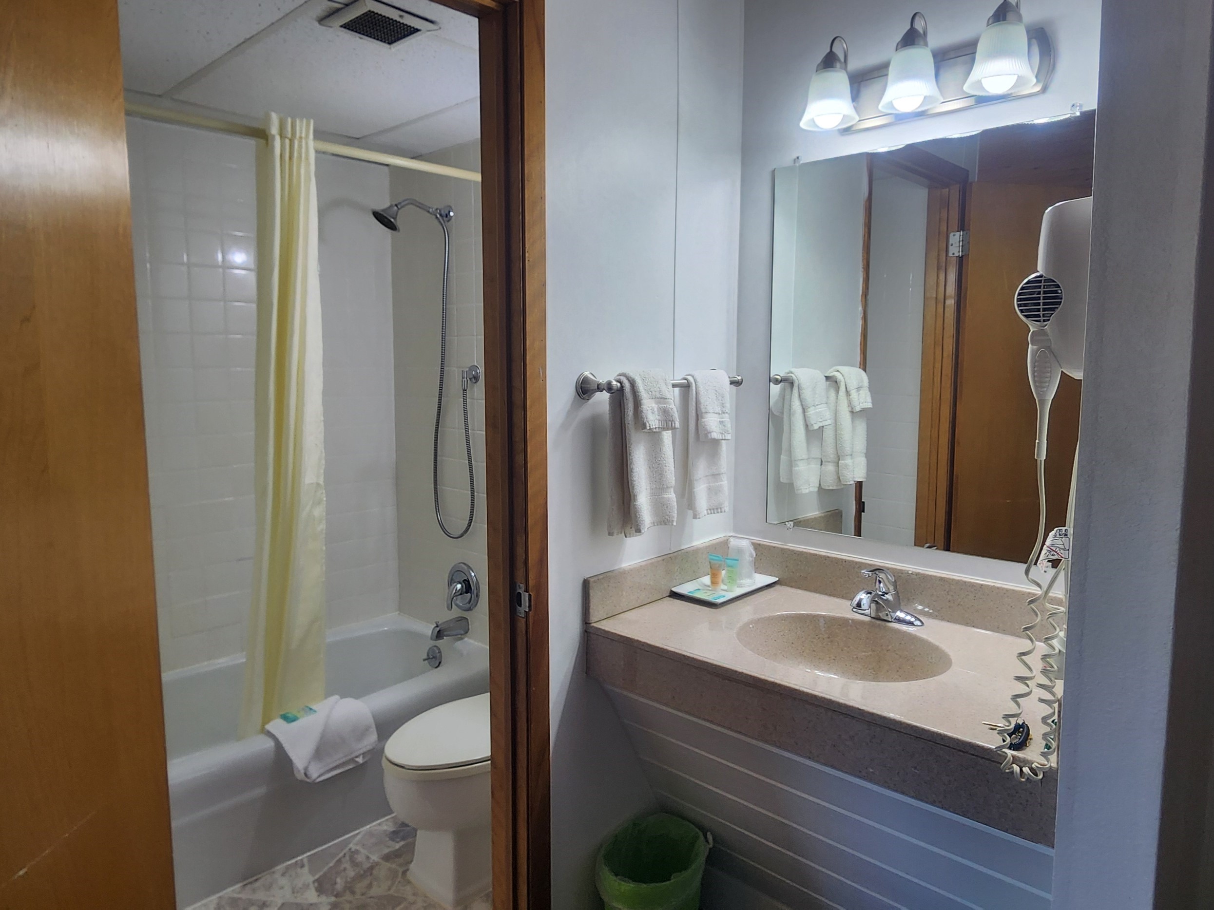 King Suite Room's Bathroom