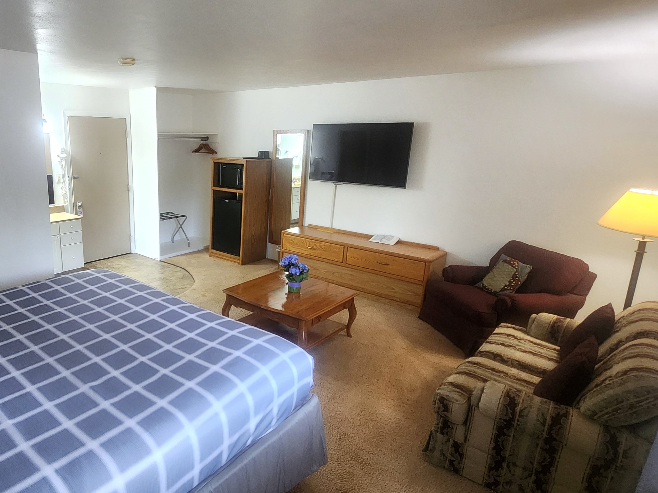 King Suite Room's Furniture and Appliances